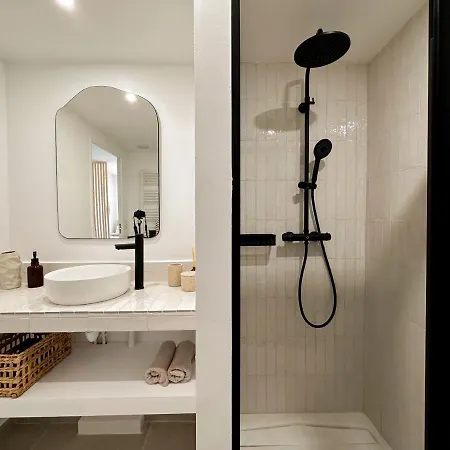 Apartament Studio Contemporain Avec Jardin Et Garage. *