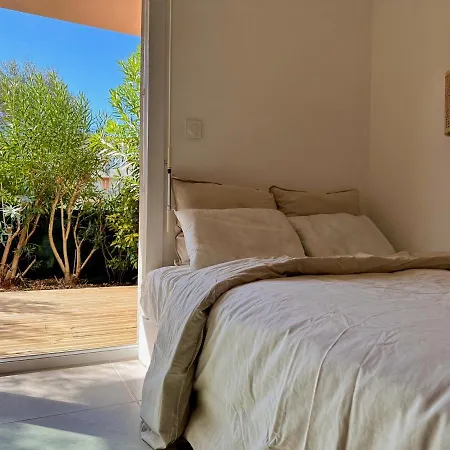 Studio Contemporain Avec Jardin Et Garage. Vallauris