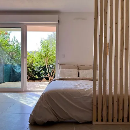 Studio Contemporain Avec Jardin Et Garage. * Vallauris