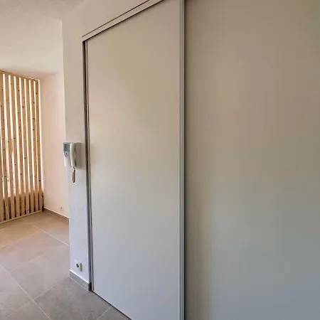Studio Contemporain Avec Jardin Et Garage. Appartement