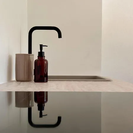 Studio Contemporain Avec Jardin Et Garage.